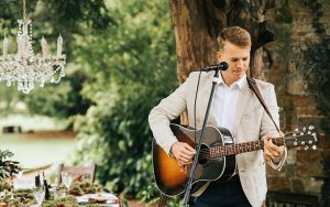 George - Acoustic Singer